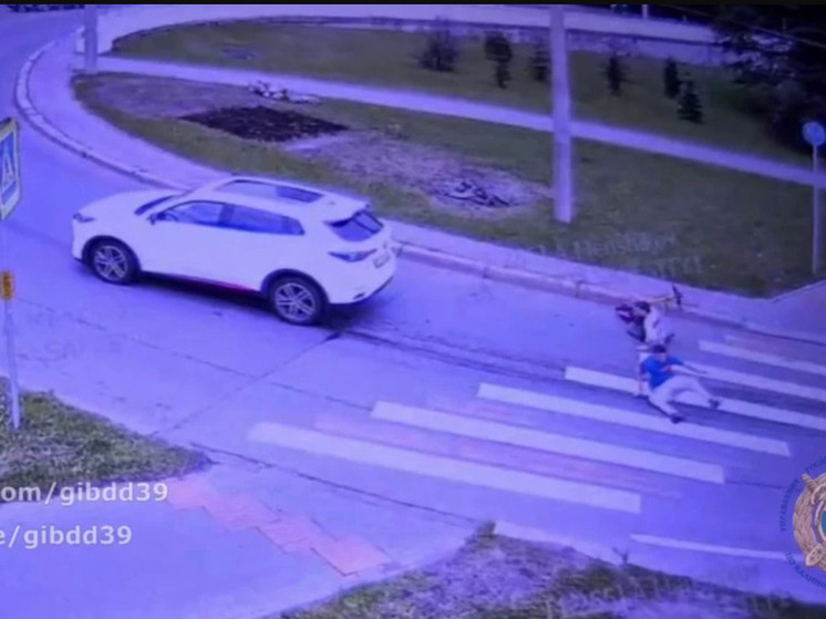 В Калининграде двое парней на самокате попали под колёса автомобиля