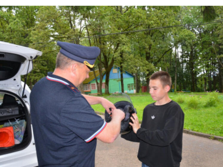 В Смоленске сотрудники дорожной полиции провели профилактическую акцию «Безопасность детей летом»