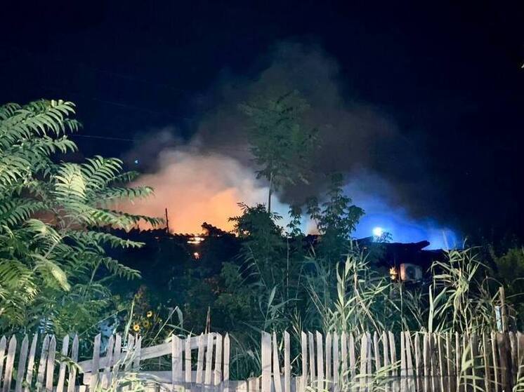 В Астрахани на ночном пожаре погибли двое взрослых и ребенок