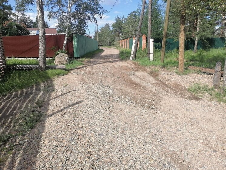 Размытые из-за дождя дороги в Чите подсыпали