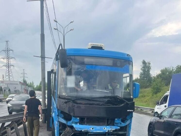 Рейсовый автобус с пассажирами врезался в барьерное ограждение в Мытищах