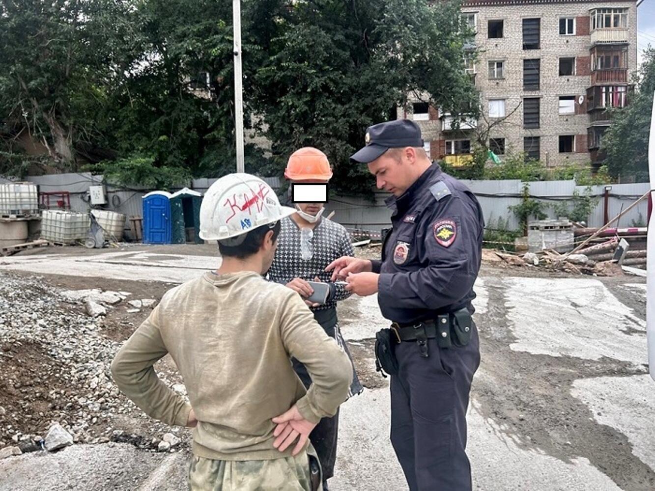Полиция в поисках мигрантов проверила ТЦ, стройку и пляж Екатеринбурга