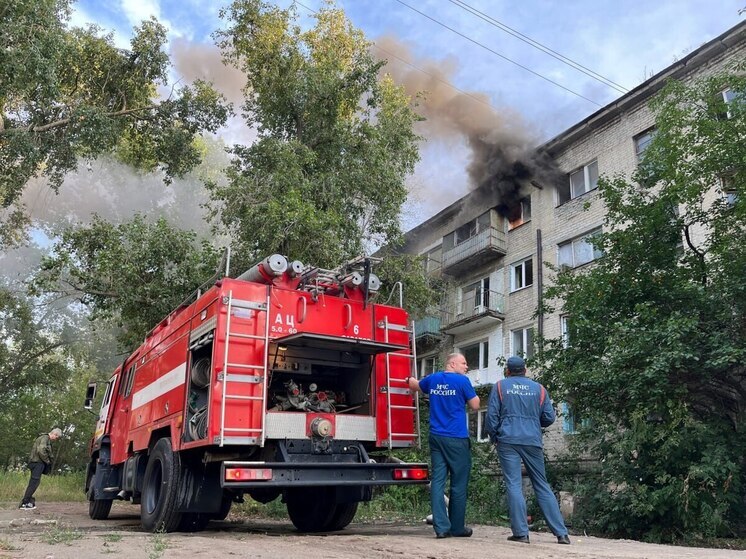 В Саратове очевидцы сняли на видео горящую пятиэтажку