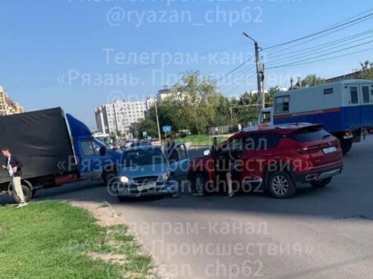 На улице Кальной в Рязани столкнулись два автомобиля