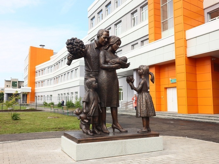 Памятник «Счастливая семья» установлен у родильного дома в Верхней Пышме