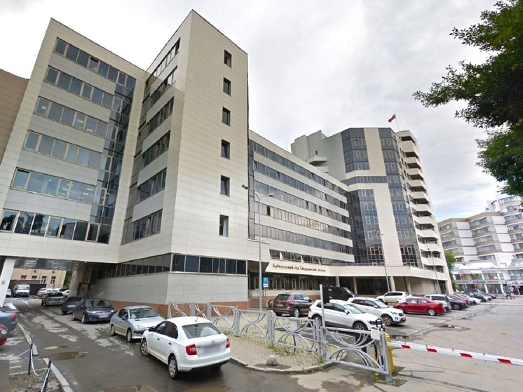 Вода затопила участок около Арбитражного суда Свердловской области