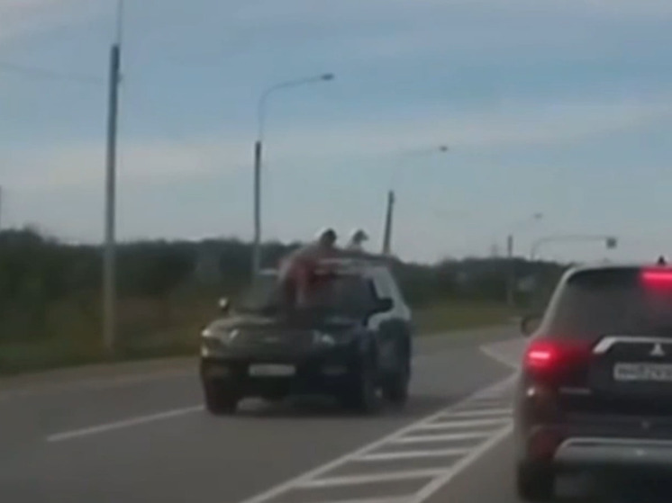 Мужчина в трусах проехал на капоте автомобиля во Всеволожске