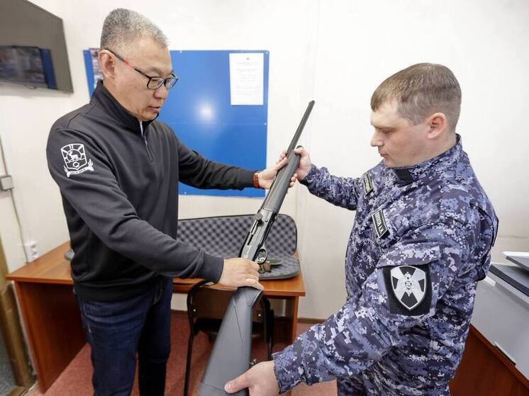 Глава Тазовского района передал свое ружье на фронт
