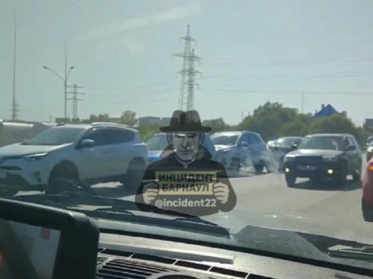 В Барнауле на Павловском тракте выстроился «паровозик» из четырех машин