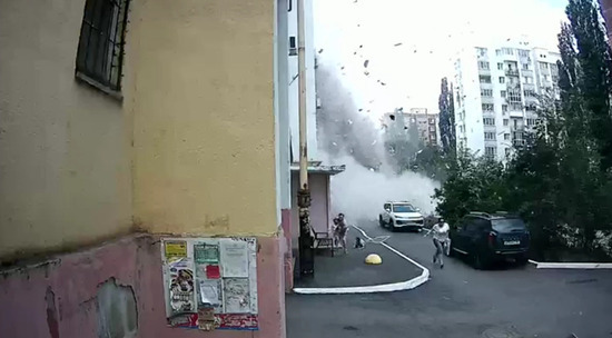 Момент взрыва газа в саратовской многоэтажке попал на видео