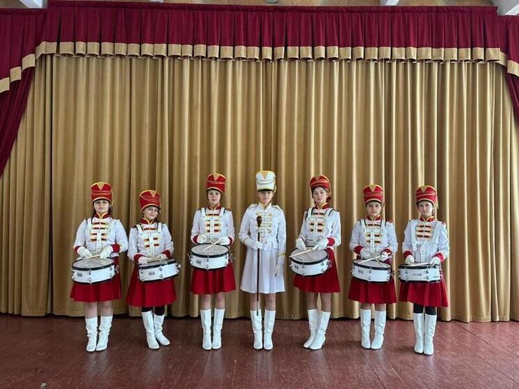 В школе села Братское в Красноперекопском районе появилось зрелищное мажорет-шоу. Реализовать такую необычную идею стало возможно благодаря Всероссийскому конкурсу школьных инициативных проектов.