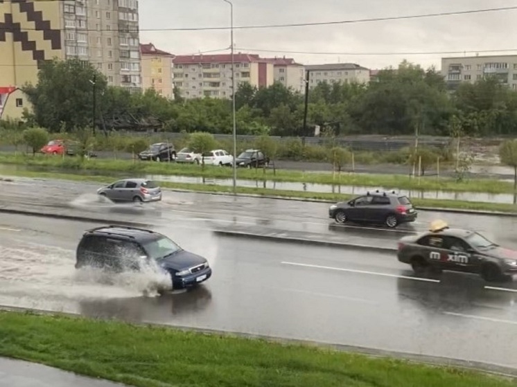 Дождевая вода затопила улицы и дворы в столице Зауралья