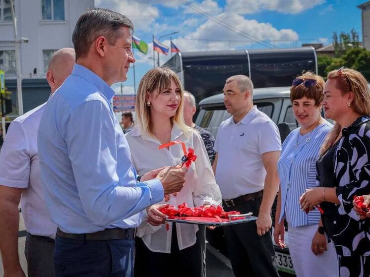 Сотрудники МФЦ ЛНР получили в подарок автомобили для выездного обслуживания населения