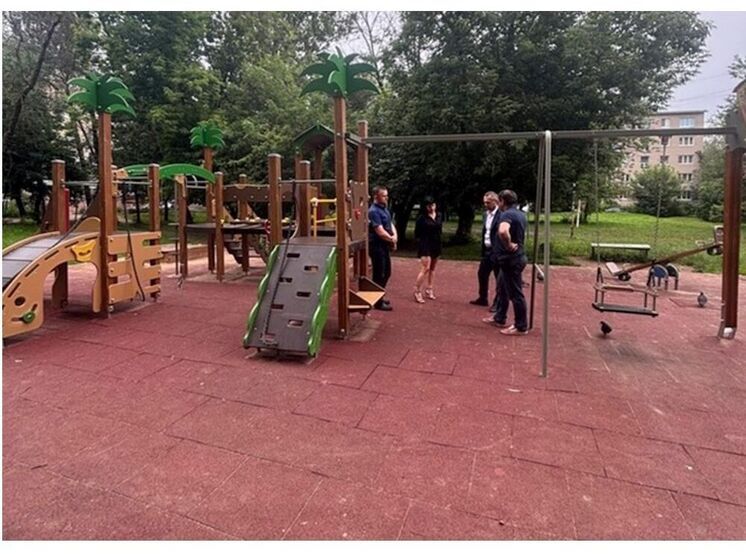 В Промышленном районе Смоленска комиссия принимала новые детские площадки
