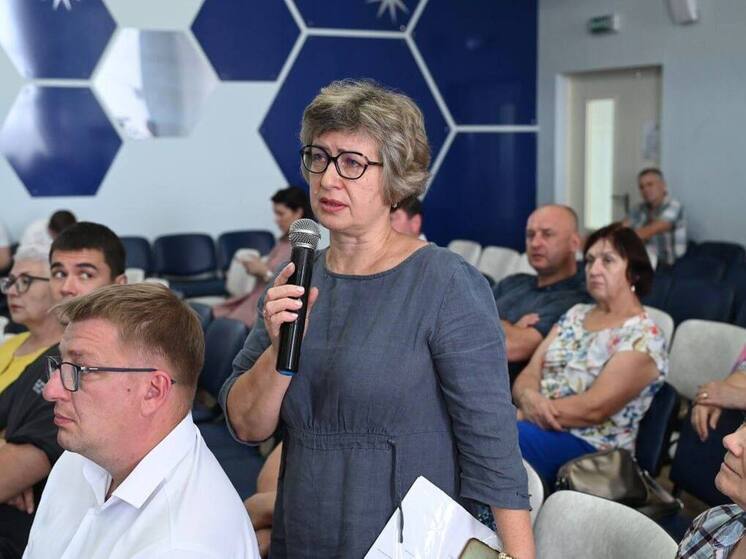 «Выездная администрация» в Серпухове впервые прошла в необычном формате — она была полностью посвящена вопросам жилищно-­коммунального хозяйства и началась с заслушивания докладов представителей ресурсоснабжающих организаций округа
