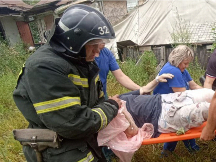 Орловские МЧСники пришли на помощь упавшей в яму пенсионерке
