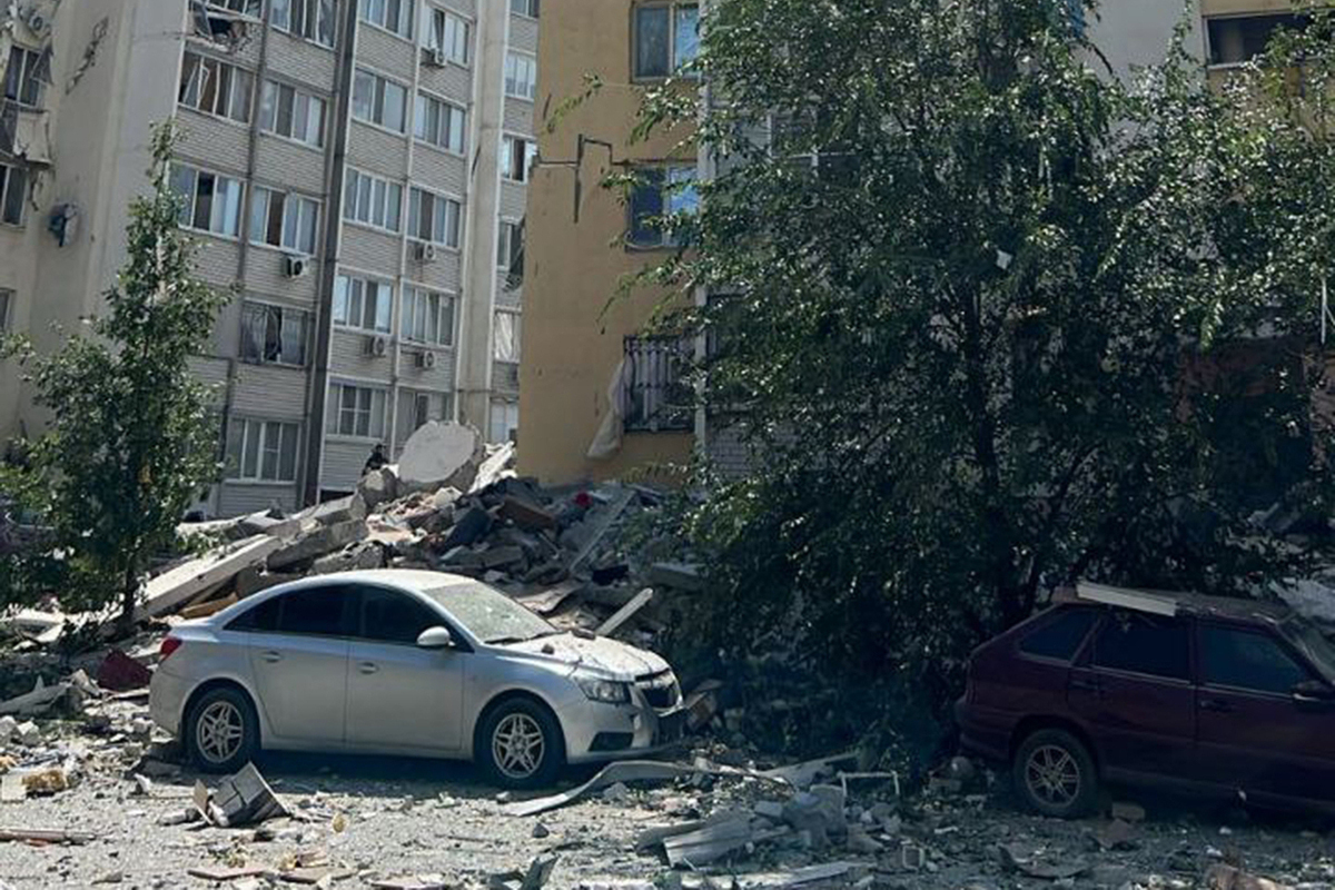 В Саратове пожарно-спасательные подразделения МЧС России ликвидируют последствия происшествия  в многоквартирном доме