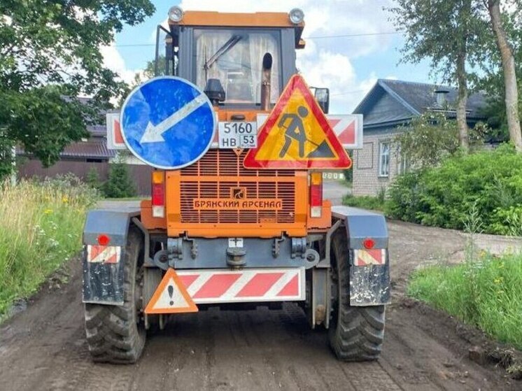 В Валдае коммунальщики принялись за выравнивание дорог после продолжительных ливней
