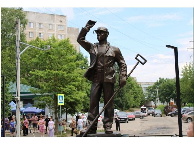 В Ярцеве установили памятник «Ярцевским металлургам всех поколений»