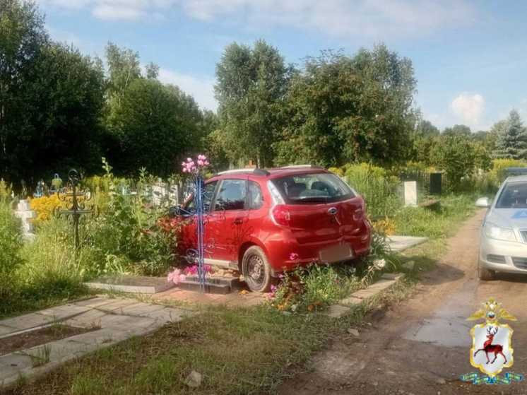 Женщина в Городце въехала в кладбище на иномарке и разрушила могилы