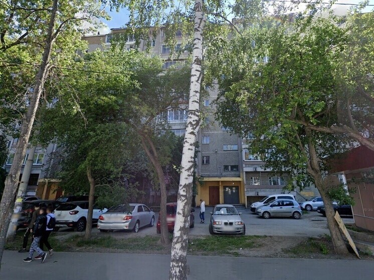 Молодого человека избили досками около подъезда, требуя мефедрон