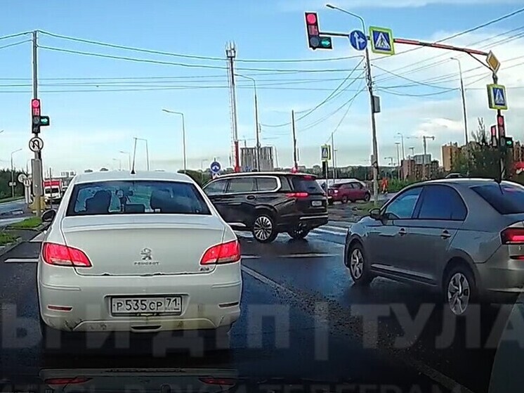 Автоледи "бодалась" со "светофорным умником" на Восточном обходе Тулы