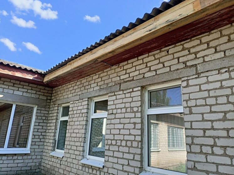 В поселке Камыш-Заря, входящем в Куйбышевский округ Запорожской области, завершились работы по обновлению крыши административного здания