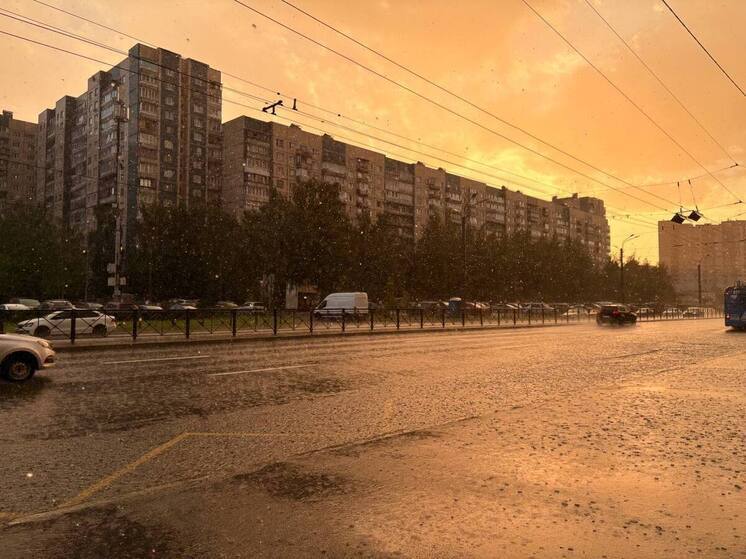 Приморский район Петербурга накрыл сильный ливень после жаркого дня
