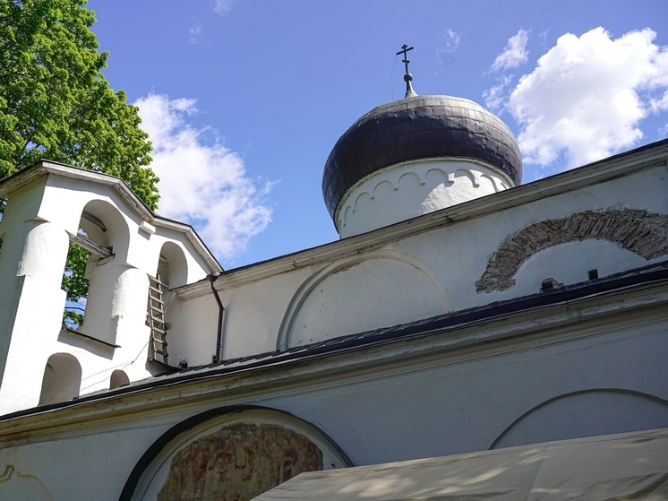 Погрузитесь в мир древних фресок: экскурсия по Спасо-Преображенскому собору Мирожского монастыря ждет вас в эти выходные