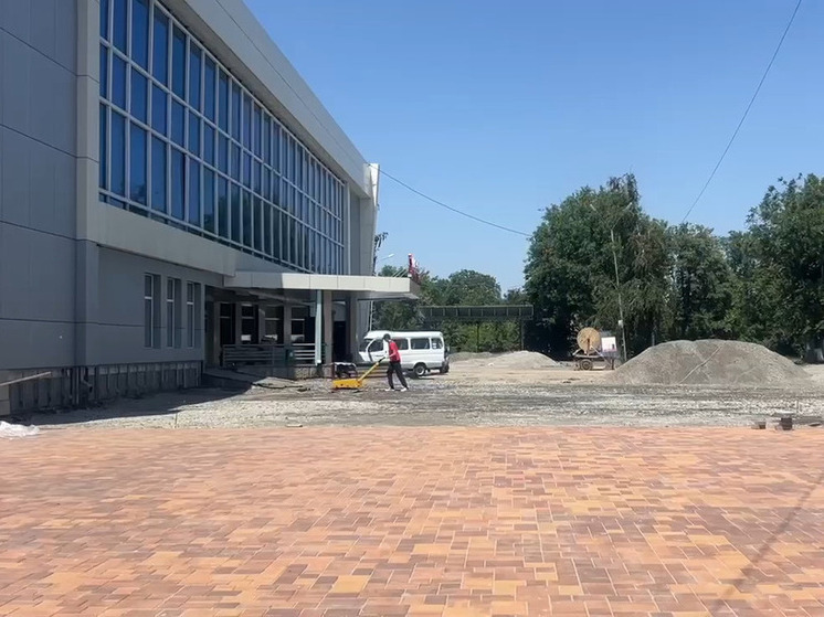 В Беслане благоустраивают территорию районного Дворца культуры