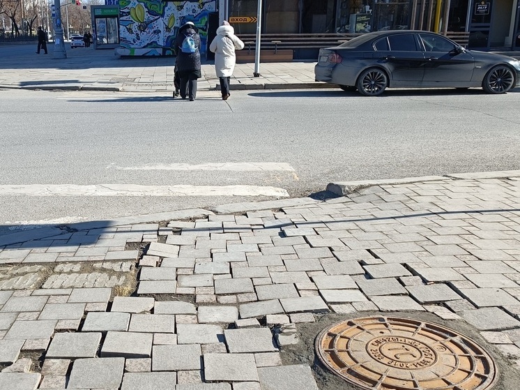 В центре Екатеринбурга после дождя «поплыла» новая тротуарная плитка