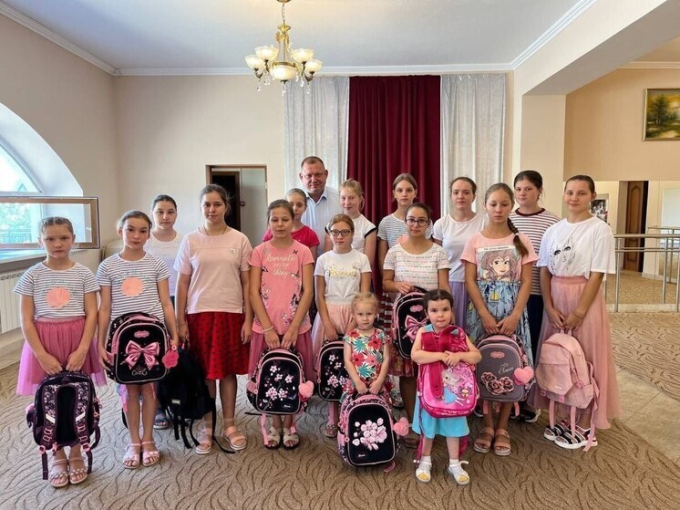 В Предгорном округе 300 первоклассников получат в подарок школьные принадлежности