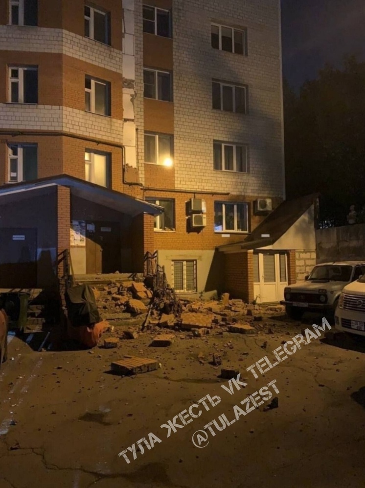 В Туле ночью обрушилась часть фасада дома на улице Литейной