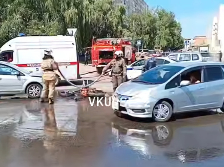В Барнауле около торгового центра водитель иномарки сбил мотоциклиста без прав