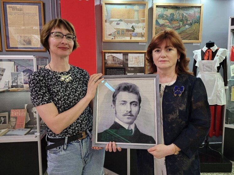 Серпуховскому музейно-выставочному центру подарили панно с изображением великого фотохудожника