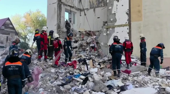 В Саратове спасатели нашли под обломками дома еще одного погибшего: видео