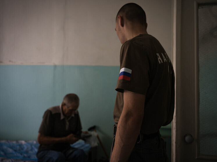 Волонтеры ДНР заботятся о пациентах после глазных операций