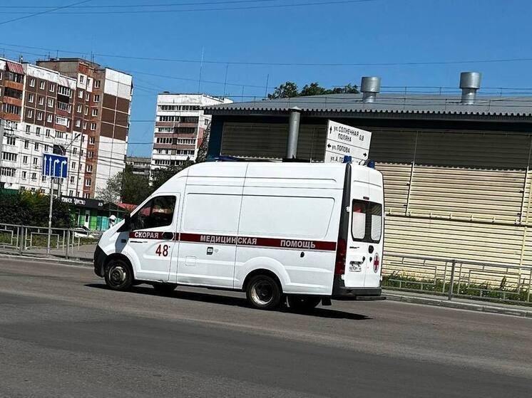 В Новоалтайске мотоциклист при обгоне влетел в учебную машину автошколы