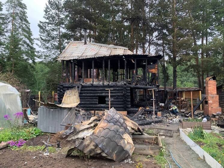 Сгорели трое детей и женщина на пожаре под Екатеринбургом