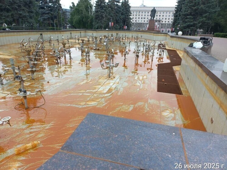 Вандалы бросили в фонтан в центре Челябинска бутылки с краской