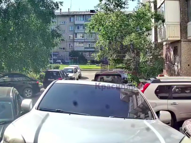 В Красноярске автомобиль протаранил подъезд
