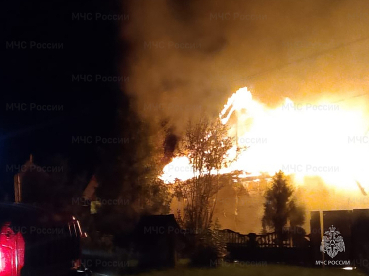 Ночью восемь пожарных тушили дом в Жиздре