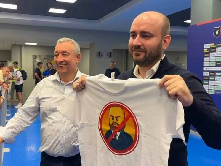 Губернатор подписал футболку с оригинальным принтом после победы «Крыльев Советов»