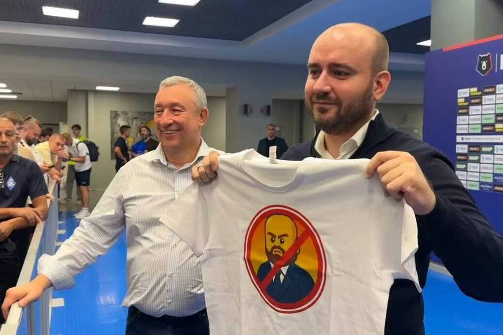 Губернатор подписал футболку с оригинальным принтом после победы «Крыльев Советов»