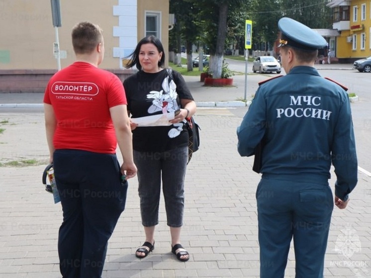 В Суворовском районе пожарные напомнили о безопасности прямо на улицах
