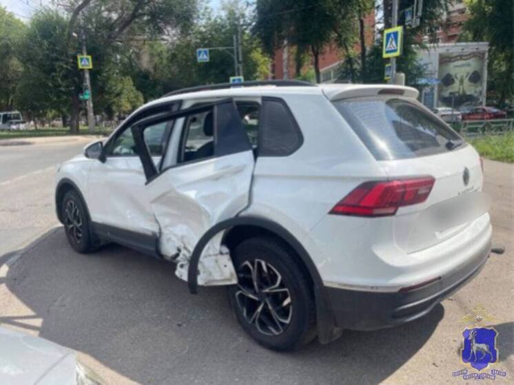 В Самаре водитель проехал на красный и устроил аварию