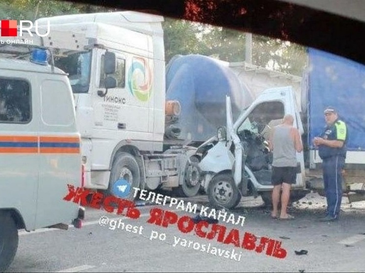 Под Ярославлем грузовик врезался в бензовоз