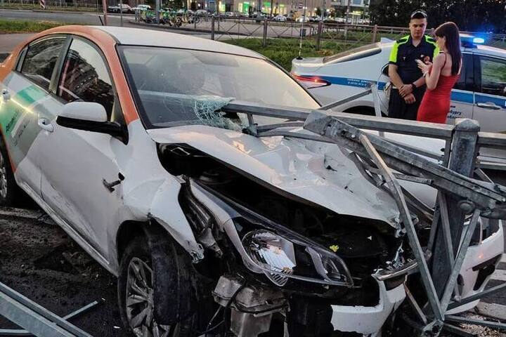 Петербурженка едва не погибла после погони, дорожное ограждение пронзило салон