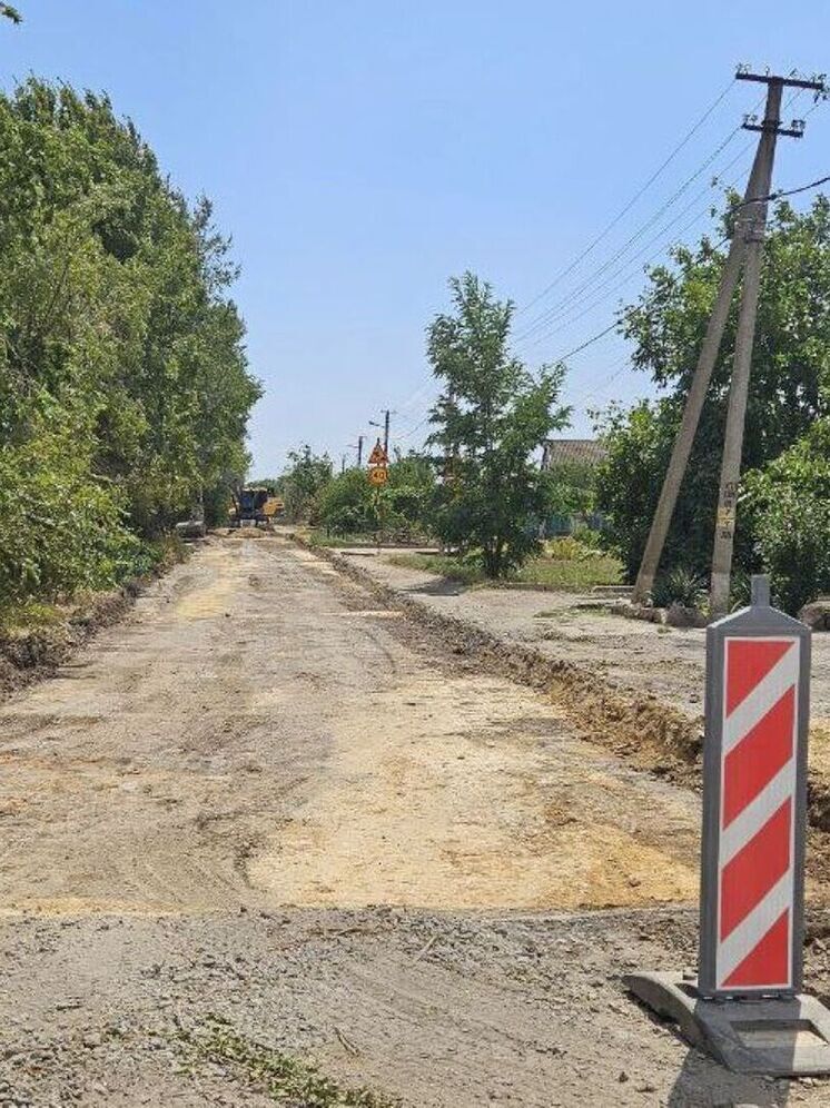 В Геническе ремонтируют дорогу, водопровод и спортплощадку