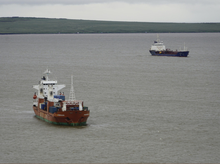 Штормовой ветер приостановил работу Анадырского морпорта